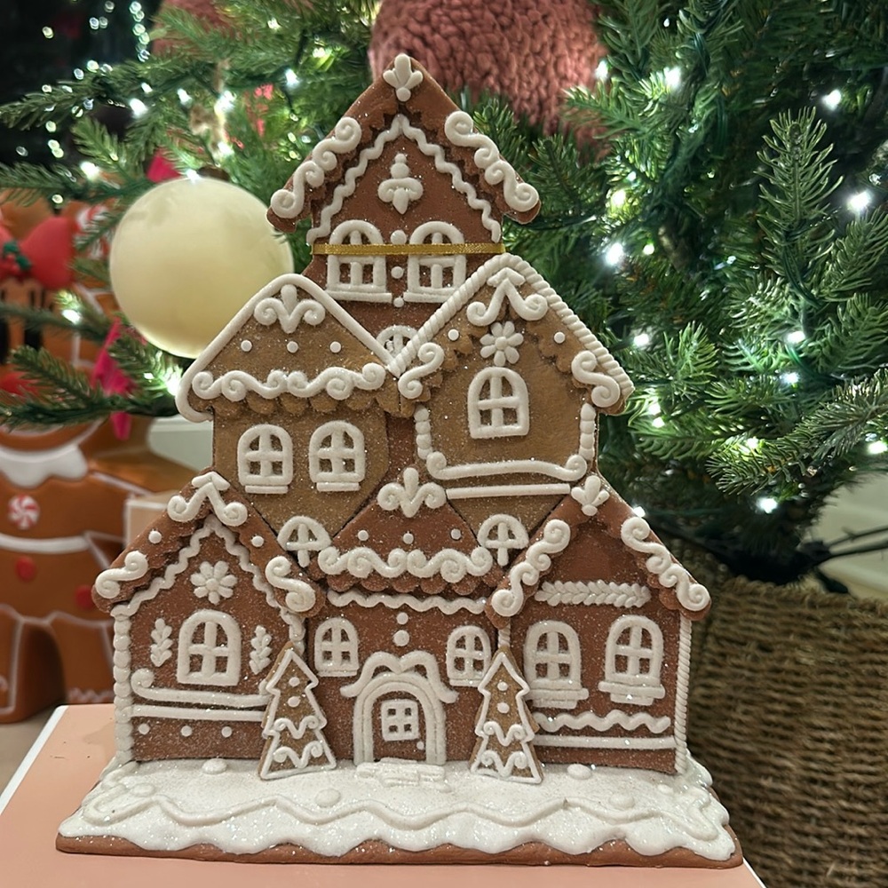 Cupcakes & Cashmere table top decoration gingerbread house